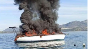 Φωτιά σε θαλαμηγό ανοιχτά της Νικιάνας στη Λευκάδα