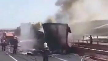 Αίγιο: Φορτηγό τυλίχθηκε στις φλόγες μετά από τροχαίο