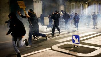 Γαλλία: Αστυνομικός γρονθοκοπεί διαδηλωτή και τον αφήνει αναίσθητο