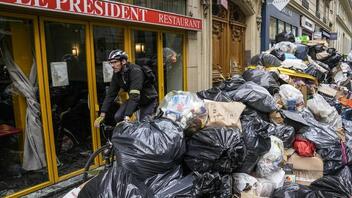 Τα σκουπίδια "πνίγουν" το Παρίσι