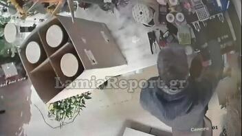 Η κάμερα «έπιασε» τους κλέφτες που μπήκαν σε κατάστημα