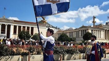 Νίκος Παπαδάκης: Παρέλασε με τη σημαία της Παγκρητίου Ενώσεως και παραδοσιακή ενδυμασία 