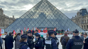Γαλλία: Απεργοί απέκλεισαν το Λούβρο