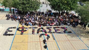 "Έφτασες;" - Συγκλονίζει το μήνυμα μαθητών του Ηρακλείου για τα θύματα των Τεμπών