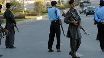 Η αστυνομία του Πακιστάν πραγματοποίησε έφοδο στο σπίτι του πρώην πρωθυπουργού ενώ εκείνος κατευθυνόταν στο δικαστήριο