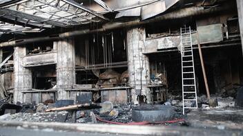 Νέα Σμύρνη: Ολοκληρωτική η καταστροφή στο εστιατόριο μετά την πυρκαγιά - Δείτε φωτογραφίες
