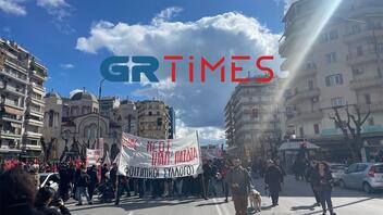Θεσσαλονίκη: Πλήθος κόσμου στην πορεία για το δυστύχημα στα Τέμπη 