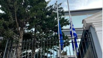 Μεσίστια η ελληνική σημαία στην πρεσβεία της χώρας μας στην Αγκυρα