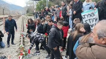 Τέμπη: Διαμαρτυρία στον σταθμό Ραψάνης – Λουλούδια στις ράγες για τα θύματα