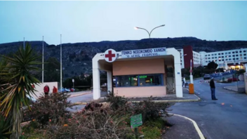 Απομακρύνθηκε το στέγαστρο του Νοσοκομείου που γκρεμίστηκε από γερανό