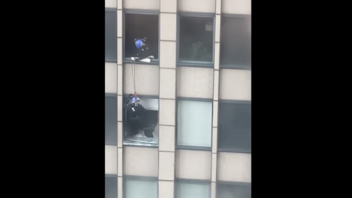 Νέα Υόρκη: Θρίλερ με άνδρα που απειλούσε να πέσει από τον 31ο όροφο 