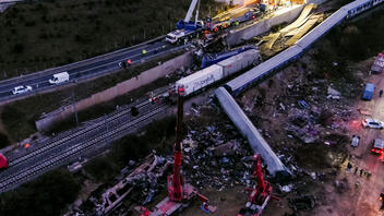 Μηνύσεις σε πολιτικούς και στελέχη του σιδηρόδρομου κατέθεσαν συγγενείς των θυμάτων της τραγωδίας των Τεμπών