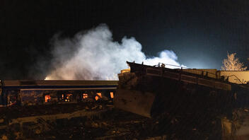 Τραγωδία στα Τέμπη: Το ένα τρένο ήταν σε λάθος γραμμή, σύμφωνα με τις πρώτες πληροφορίες