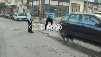 Μηχανή συγκρούστηκε με αυτοκίνητο στο κέντρο των Χανίων