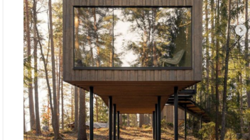 Καλύβες πάνω σε μεταλλικούς ορθοστάτες μέσα σε δάσος της Σουηδίας