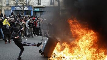 Γαλλία: Nέες συγκρούσεις στην πορεία διαδηλωτών στο Παρίσι κατά της συνταξιοδοτικής μεταρρύθμισης