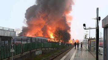 Μεγάλη πυρκαγιά σε αποθήκη στην περιοχή του Αμβούργου