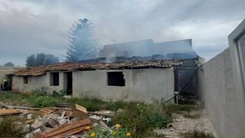 Αποθήκη σπιτιού τυλίχθηκε στις φλόγες: Συναγερμός στην Πυροσβεστική