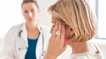 Εμμηνόπαυση: Τα συμπτώματα που ταλαιπωρούν περισσότερο