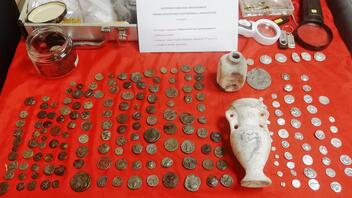 Επιχείρησε να στείλει αρχαία νομίσματα κρυμμένα σε ελαιόλαδο