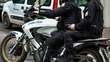 Θεσσαλονίκη: Αστυνομικοί απεγκλώβισαν βρέφος που κλειδώθηκε σε αυτοκίνητο 