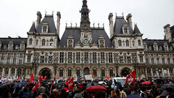 Γαλλία: Επικυρώθηκε η αύξηση του ορίου ηλικίας συνταξιοδότησης στα 64 έτη