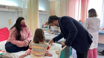 Πασχαλιάτικες λαμπάδες και δωράκια για τους μικρούς ασθενείς της Παιδιατρικής κλινικής του Νοσοκομείου Χανίων μοίρασε ο Δήμαρχος Χανίων