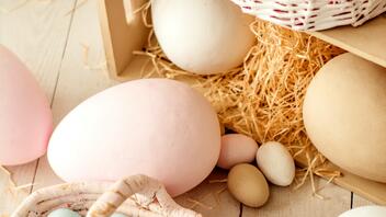 Πώς να βάψετε αυγά με φυτικές βαφές
