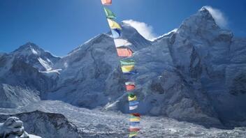 Νεπάλ: Το Ανώτατο Δικαστήριο διατάσσει μείωση του αριθμού των αδειών για ανάβαση στο Έβερεστ