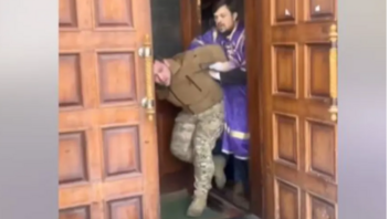 Ουκρανία: Ιερέας και στρατιώτης πιάστηκαν στα χέρια μέσα σε ναό