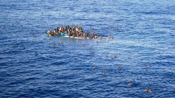 Ακυβέρνητο σκάφος με 400 μετανάστες πλέει μεταξύ Ιταλίας, Ελλάδας και Μάλτας