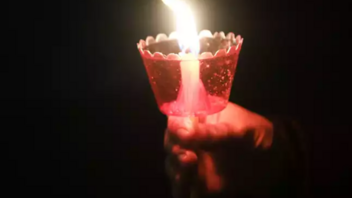 Πάσχα 2023: Έσταξε κερί στα παπούτσια σου; Τα τρία tips που θα σε σώσουν