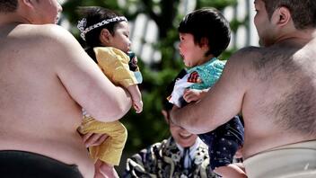 Το φεστιβάλ με τα μωρά «σούμο που κλαίνε» επέστρεψε στην Ιαπωνία μετά από τέσσερα χρόνια