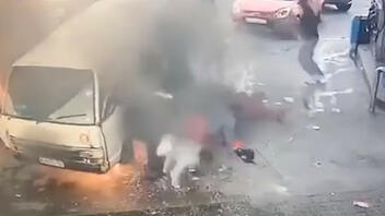 Τρόμος σε βενζινάδικο: Βανάκι έπιασε φωτιά - Βγήκαν από μέσα 13 άτομα