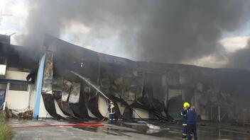 Λάρισα: Τι άφησε πίσω της η μεγάλη πυρκαγιά στο πρώην εργοστάσιο στον Πλατύκαμπο