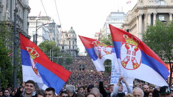 Σερβία: Μεγάλη πορεία κατά της βίας πραγματοποιήθηκε στο Βελιγράδι