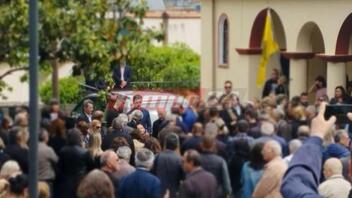Άρτα: Κατέρρευσε ο πατέρας στην κηδεία του άτυχου βρέφους - Ανείπωτος θρήνος στο τελευταίο αντίο