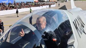 O Ερντογάν ντύθηκε πιλότος και παρουσίασε το μαχητικό αεροσκάφος ΚΑΑΝ