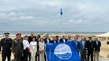 Γαλάζιες σημαίες, για πρώτη φορά, στις παραλίες Γρα Λυγιάς και Μακρύ Γιαλού