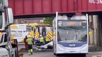 Γλασκώβη: Δέκα τραυματίες από πρόσκρουση λεωφορείου σε γέφυρα