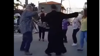 Viral ο ιερέας που «έσερνε τον χορό» σε γλέντι για την Πρωτομαγιά