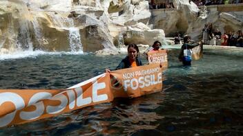 Ρώμη: Ακτιβιστές για το κλίμα έβαψαν μαύρο το νερό στη Φοντάνα ντι Τρέβι