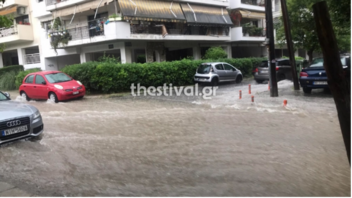 «Ποτάμια» οι δρόμοι μετά την καταιγίδα στην Θεσσαλονίκη