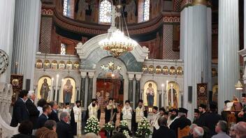 Συντετριμμένος ο Αρχιεπίσκοπος Κρήτης στο ύστατο χαίρε της δεύτερης μητέρας του