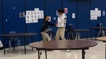 Βίντεο σοκ: Ανήλικος τραβάει μαχαίρι και χτυπάει συμμαθητή του στο διάδρομο του σχολείου