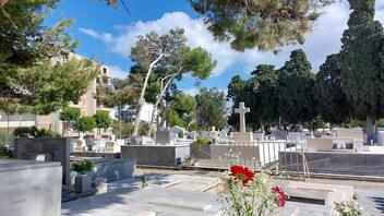 Δημοτικό Συμβούλιο: "Πάγωσε" λόγω... ΣτΕ η απόφαση για την επαναδιάθεση οικογενειακών τάφων στον Άγ. Κωνσταντίνο