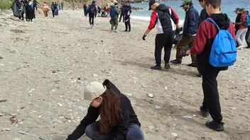 Μαθητές φόρεσαν γάντια, πήραν σακούλες και καθάρισαν την παραλία της Παντάνασσας