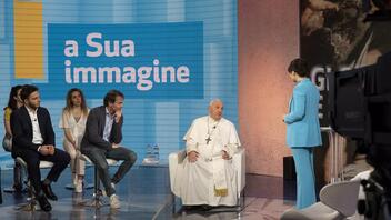 Ο Πάπας πρώτη φορά στα στούντιο της ιταλικής τηλεόρασης Rai