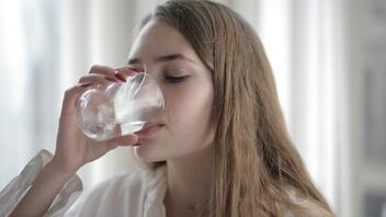 Τι πρέπει να γνωρίζετε αν πίνετε και εσείς νερό μετά το γεύμα
