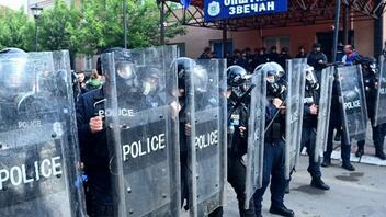 Νέες διαδηλώσεις Σέρβων στο βόρειο Κόσοβο - Ενταση έξω από τα δημοτικά κτίρια σε τέσσερις πόλεις